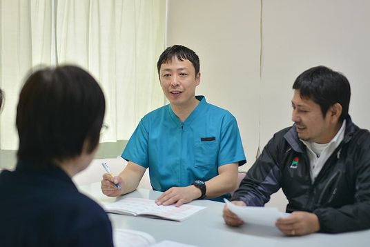 スタッフと話す場面