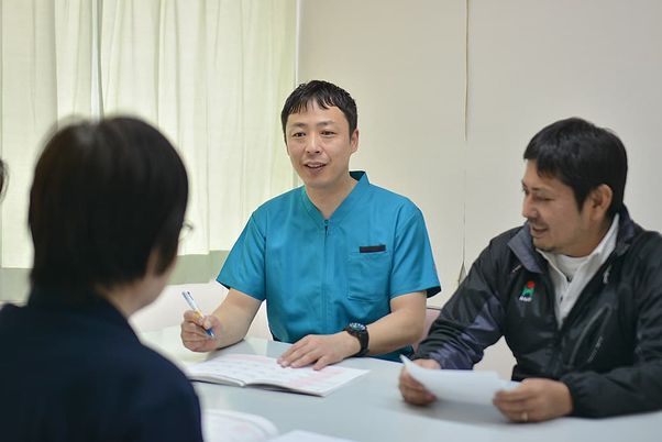 スタッフと話す場面