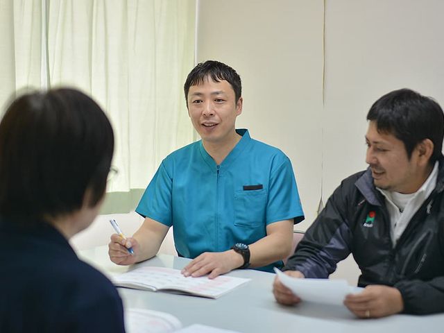 スタッフと話す場面 スタッフイメージ 職員たちが和やかに話し合っています。雰囲気の良い職場で、働きやすさを感じられます。
