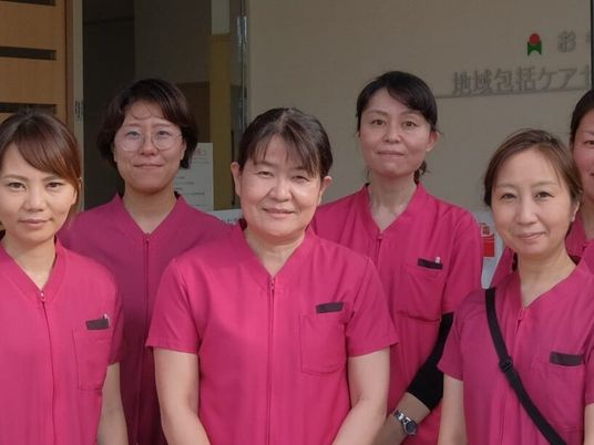 笑顔の職員集合  