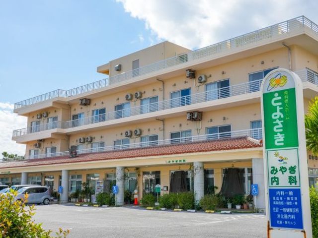 駐車場がある建物の外観 外観 明るい外観と広々とした駐車場が特徴です。訪れやすい環境で快適に過ごせます。