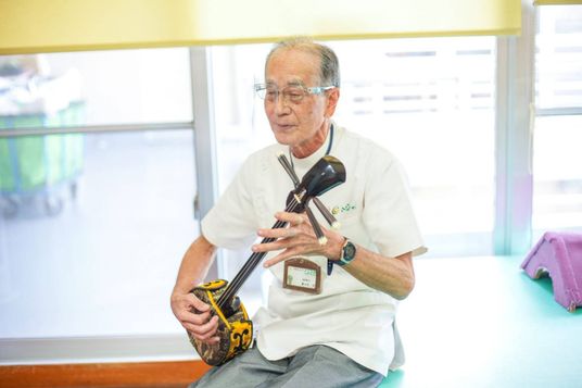 楽器演奏中の男性