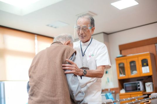 人がサポートされる室内