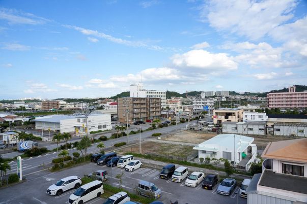 街並みと駐車場