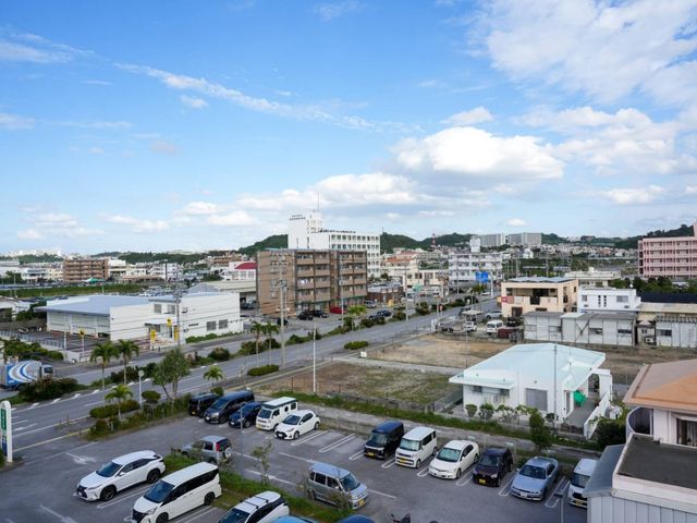 街並みと駐車場 外観 通勤に便利な立地で、駐車スペースも広く確保されています。周辺の開放的な景色も魅力です。