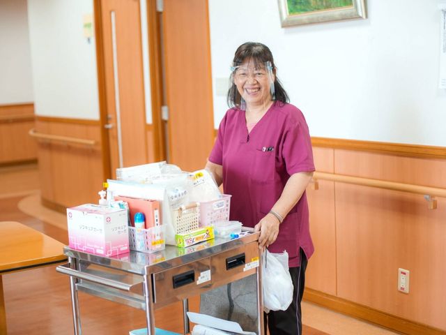 廊下を歩くスタッフ 廊下 明るい廊下で、日々のケア活動がスムーズに行われています。スタッフも笑顔で働きやすい環境です。