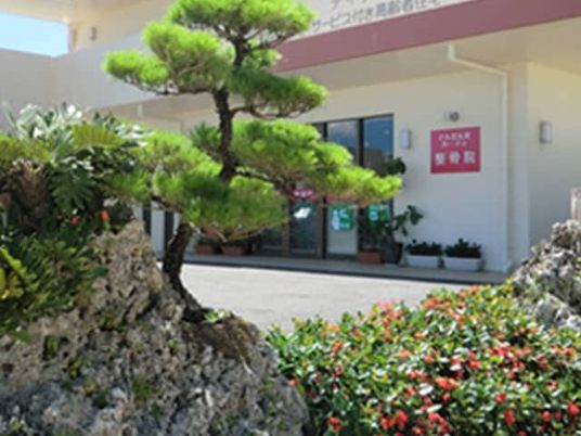 施設の外観と庭先  