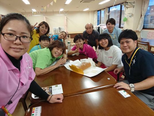 笑顔で集まる食堂  