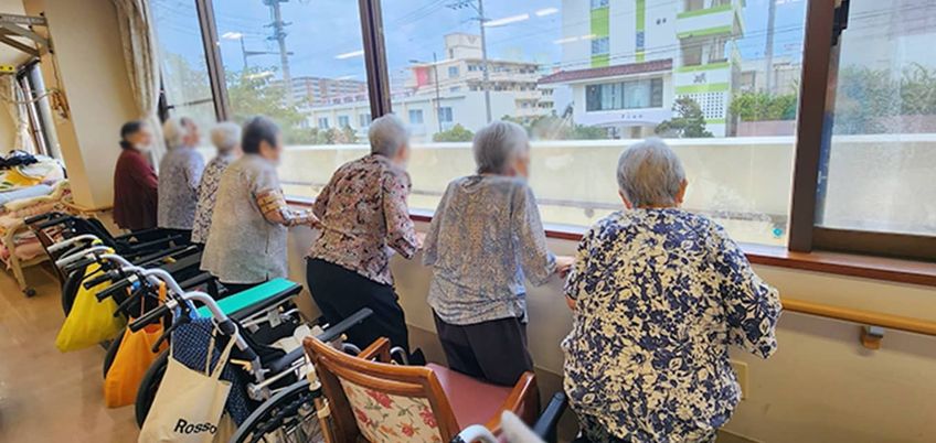 落ち着いた眺めの廊下