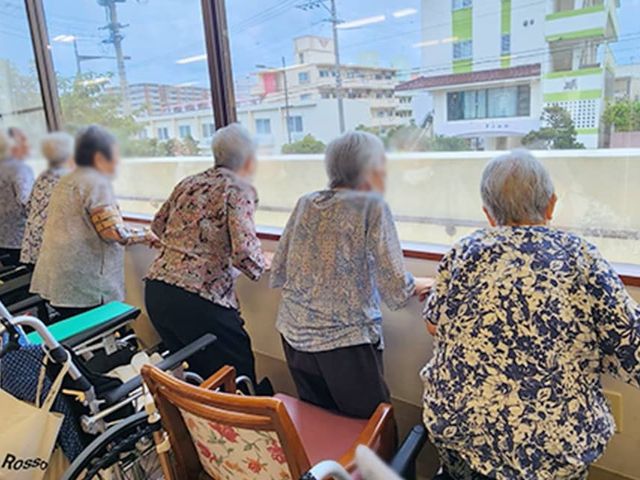 落ち着いた眺めの廊下 廊下 窓際には心地よい自然光が差し込み、リラックスできる空間が広がっています。