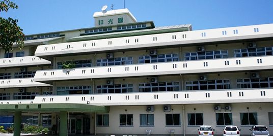広々とした建物の外観