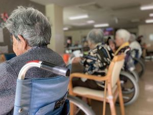 利用者が談話するリビング  