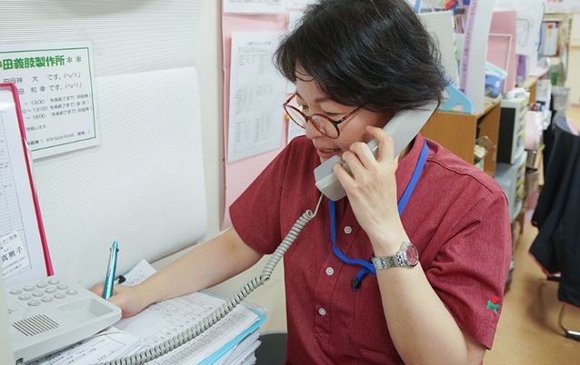 電話対応するスタッフ