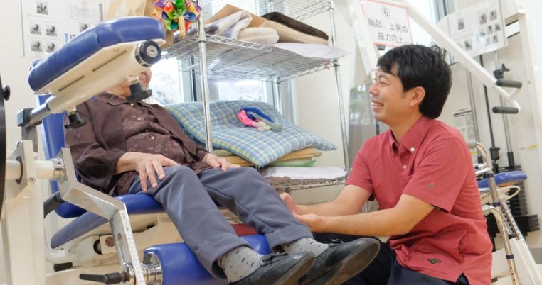 笑顔で接するスタッフと利用者の部屋