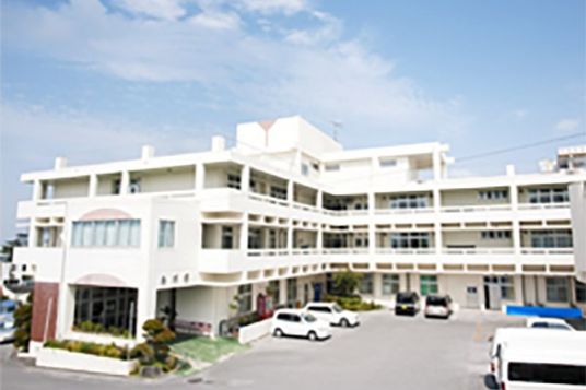 広々とした建物の外観
