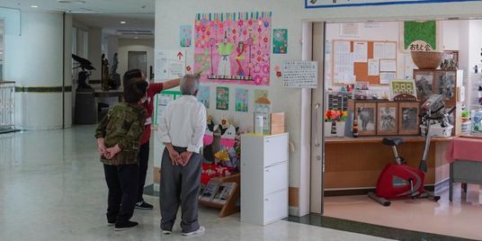 作品を鑑賞する廊下