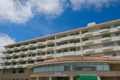 青空の下の建物外観