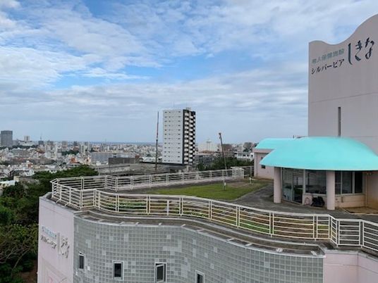 建物屋上の外観  