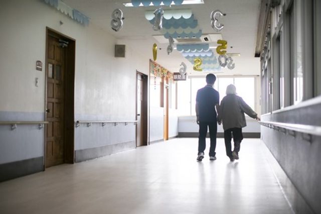 温かな光が差す廊下 廊下 長い廊下を歩くと、自然光が優しく差し込み、安心感のある空間が広がっています。