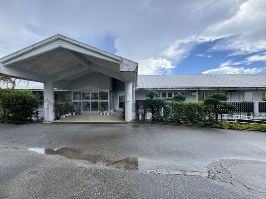 施設の正面玄関  
