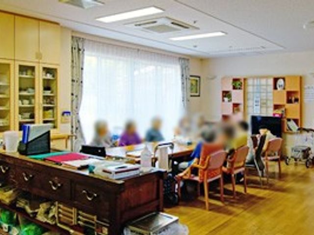 明るい会議の部屋 内観 自然光が差し込む広々とした部屋で、快適にミーティングを行うことができます。