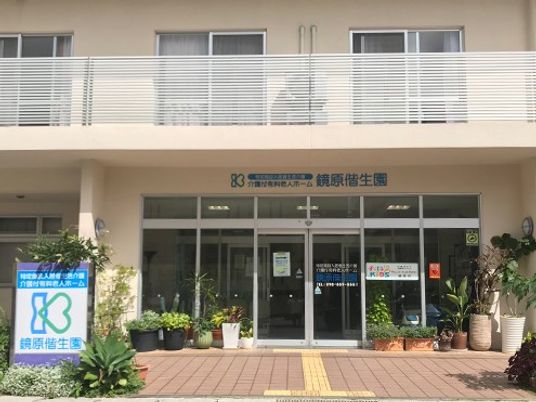 明るい玄関前の外観  
