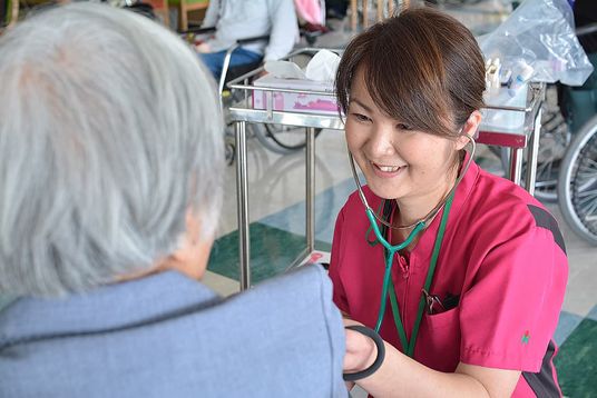 笑顔で対応するスタッフ