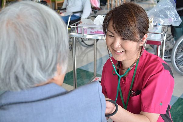 笑顔で対応するスタッフ