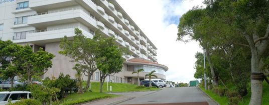 自然に囲まれた外観