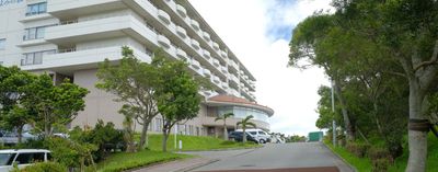 自然に囲まれた外観