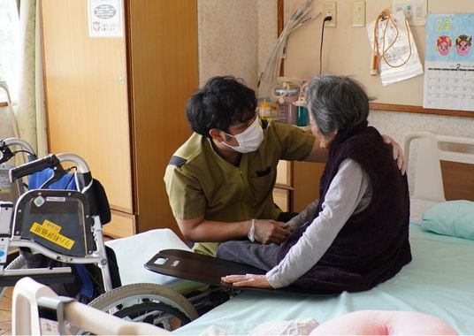 介護士と利用者の居室