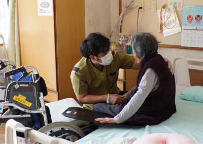介護士と利用者の居室