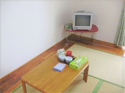 和室のテレビとテーブル