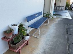 植物とベンチのエントランス