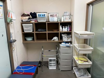 整然とした衣類棚の部屋