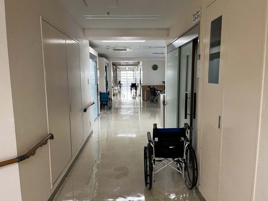 車椅子のある廊下