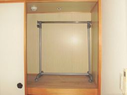 整理された洋服掛け