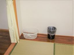 畳とフローリングの和室角