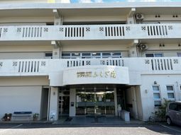 入口の建物外観