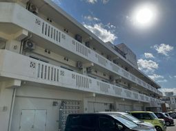 日差しを浴びる建物外観