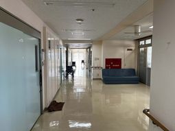 ソファと車椅子の廊下