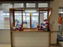 サンタの飾りがある受付