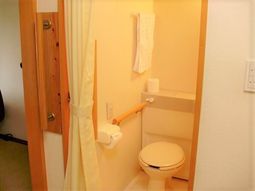 バリアフリーの明るいトイレ