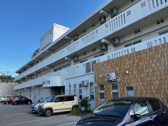 三階建ての建物外観