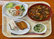 多彩な食事メニューのトレイ
