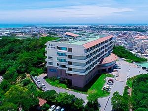 丘の上の建物外観  