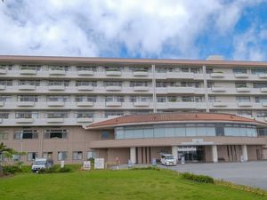 大きな建物の外観  