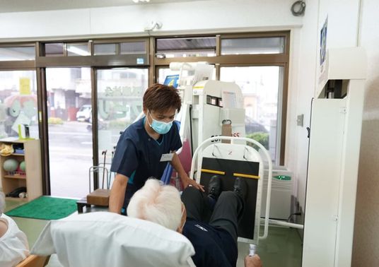 笑顔のスタッフと利用者の様子 施設内