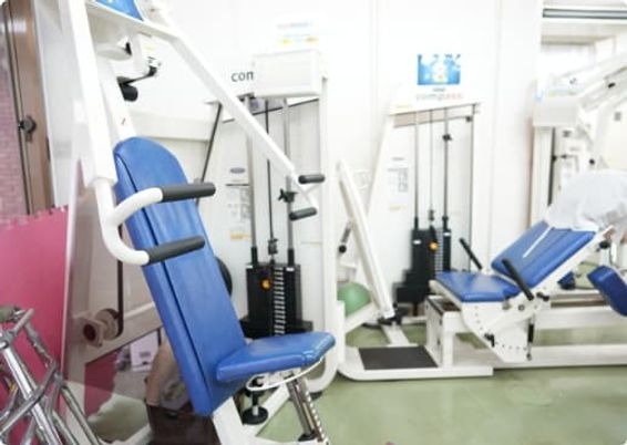 機器が並ぶ訓練室