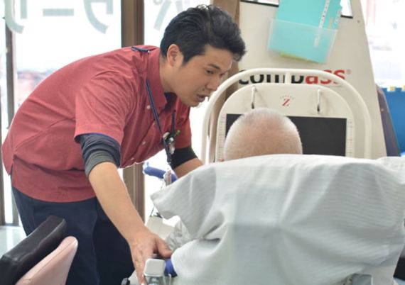 職員が利用者を支援する様子
